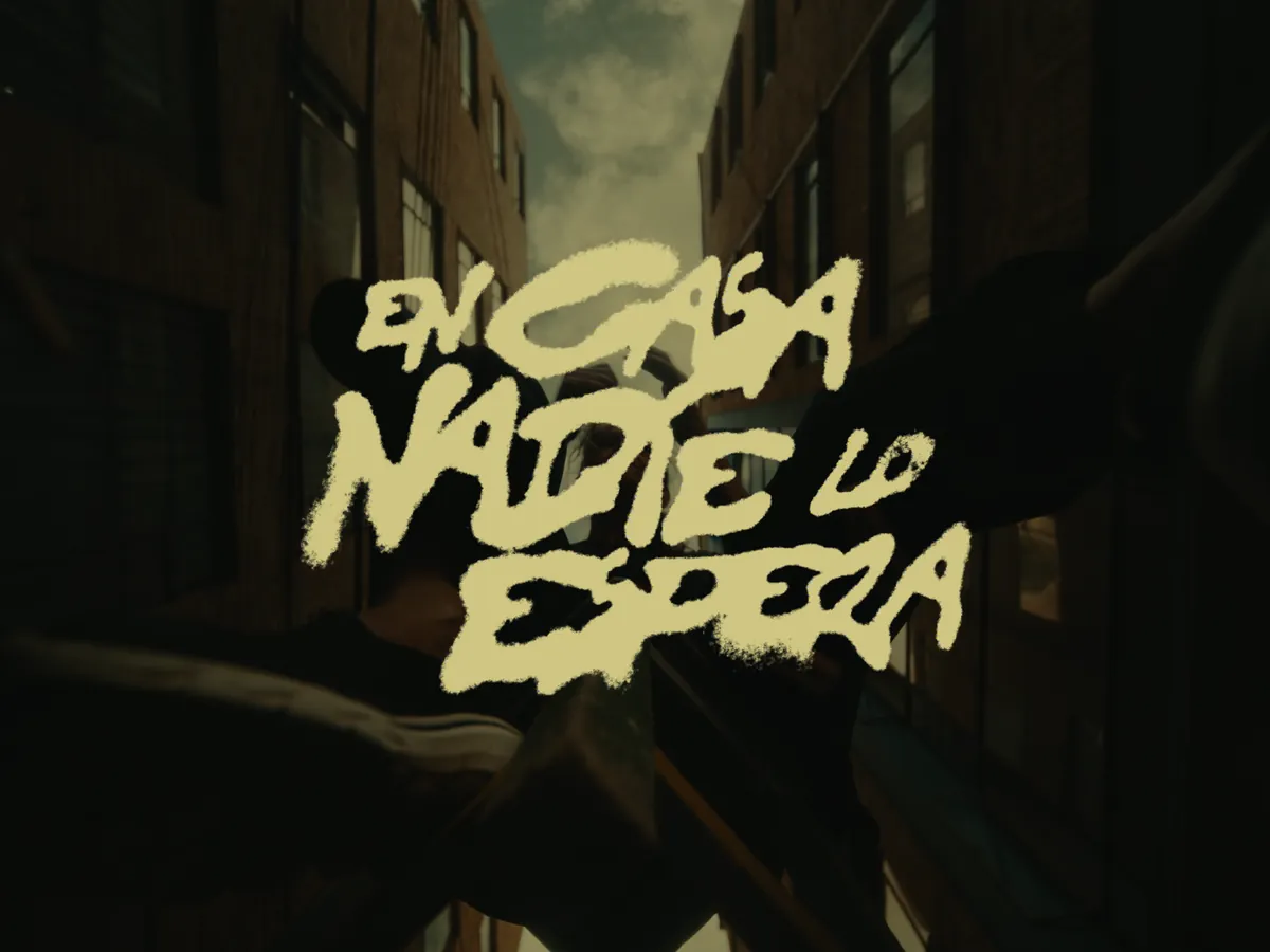 Portada del videoclip En Casa Nadie lo Espera