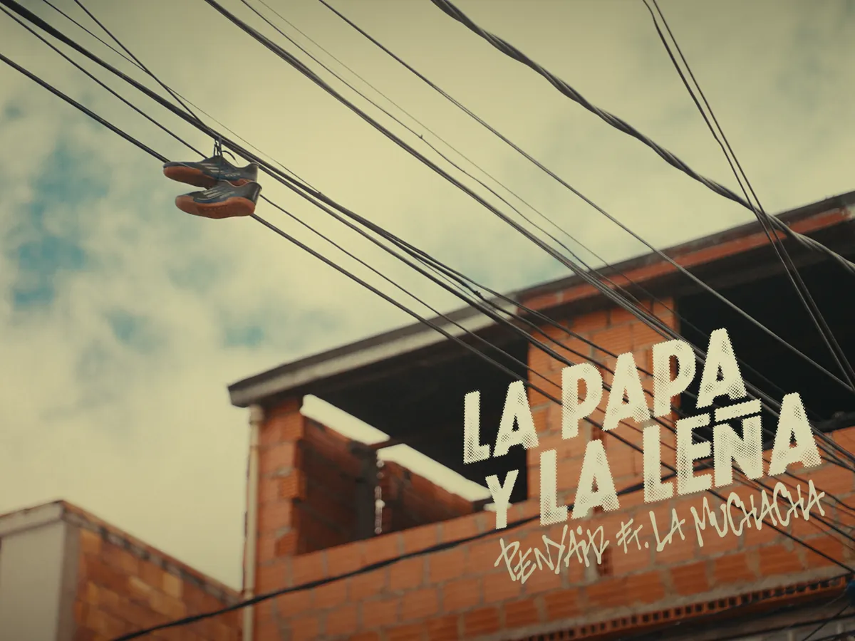 Fotograma a color del videoclip La Papa y la Leña